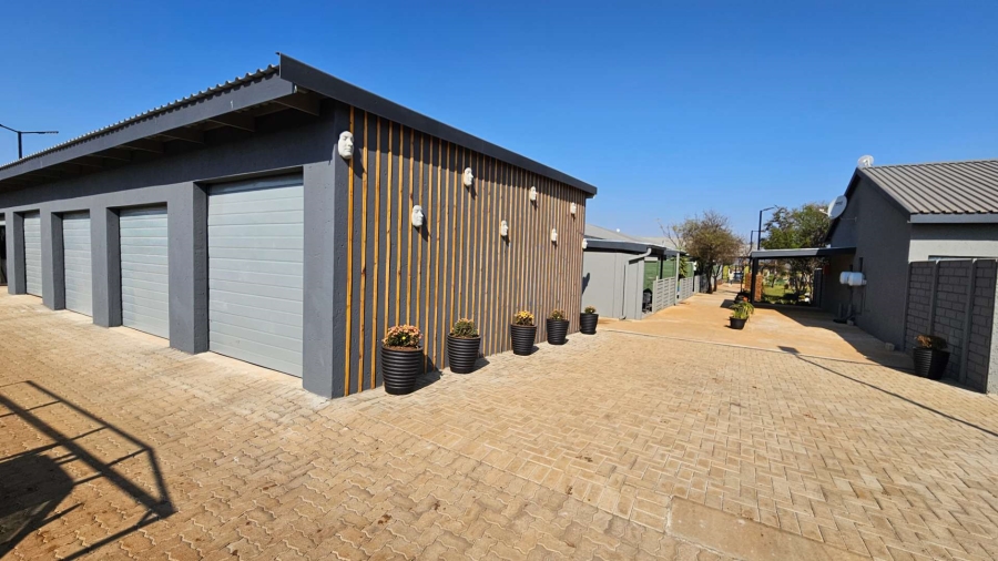To Let 1 Bedroom Property for Rent in Melodie North West